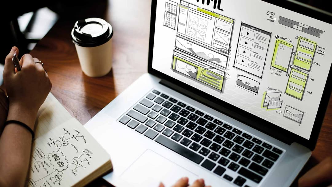 Laptop mit Wireframe-Skizzen einer Website, daneben Notizen: Konzeptphase im Custom Webdesign