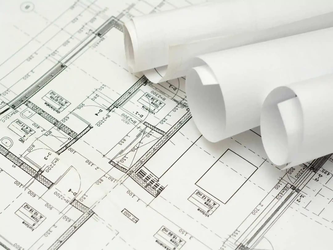 Bauzeichnungen und gerollte Baupläne: Titelbild der Referenz AM Planungsgesellschaft für technische Gebäudeausrüstung