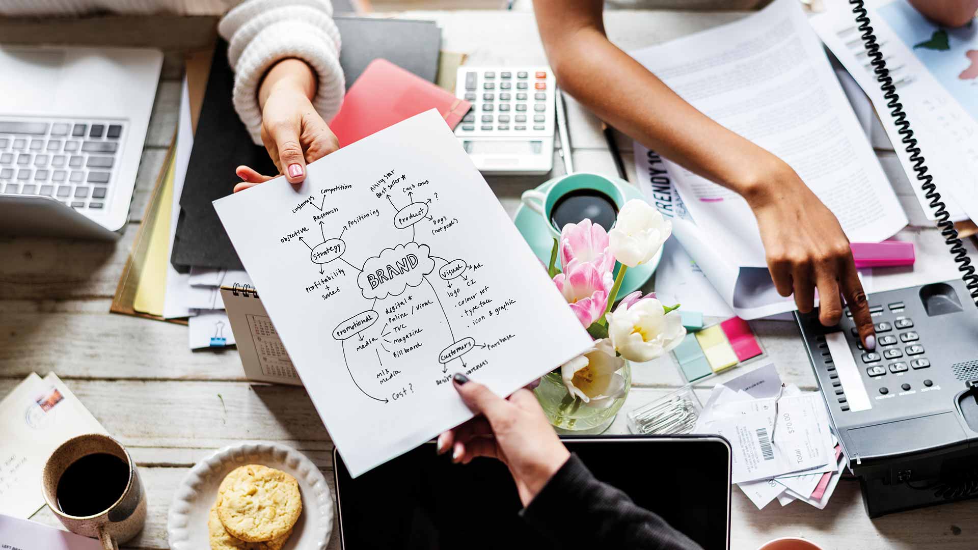 Branding Design kann als eine der wichtigsten Marketingpraktiken definiert werden, bei der der Name, das Logo, das Design und die symbolischen Elemente einer Marke geschaffen werden.