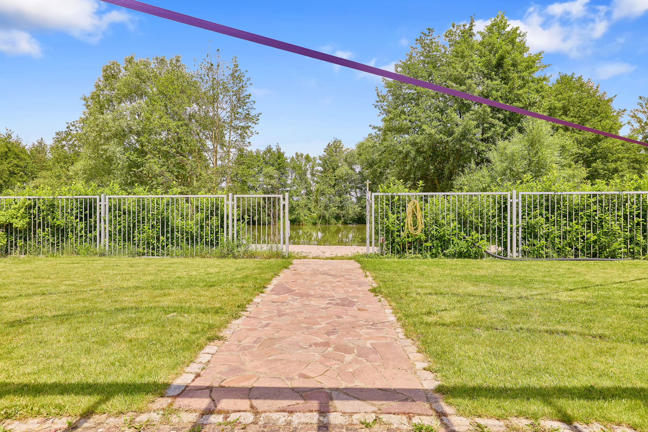 TIROLER BLOCKHAUS MIT SEE UND PRIVATSTRAND | GOMMERSHEIM
