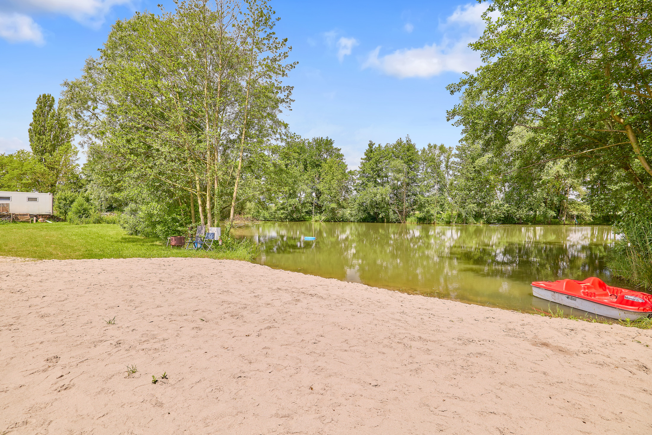 TIROLER BLOCKHAUS MIT SEE UND PRIVATSTRAND | GOMMERSHEIM