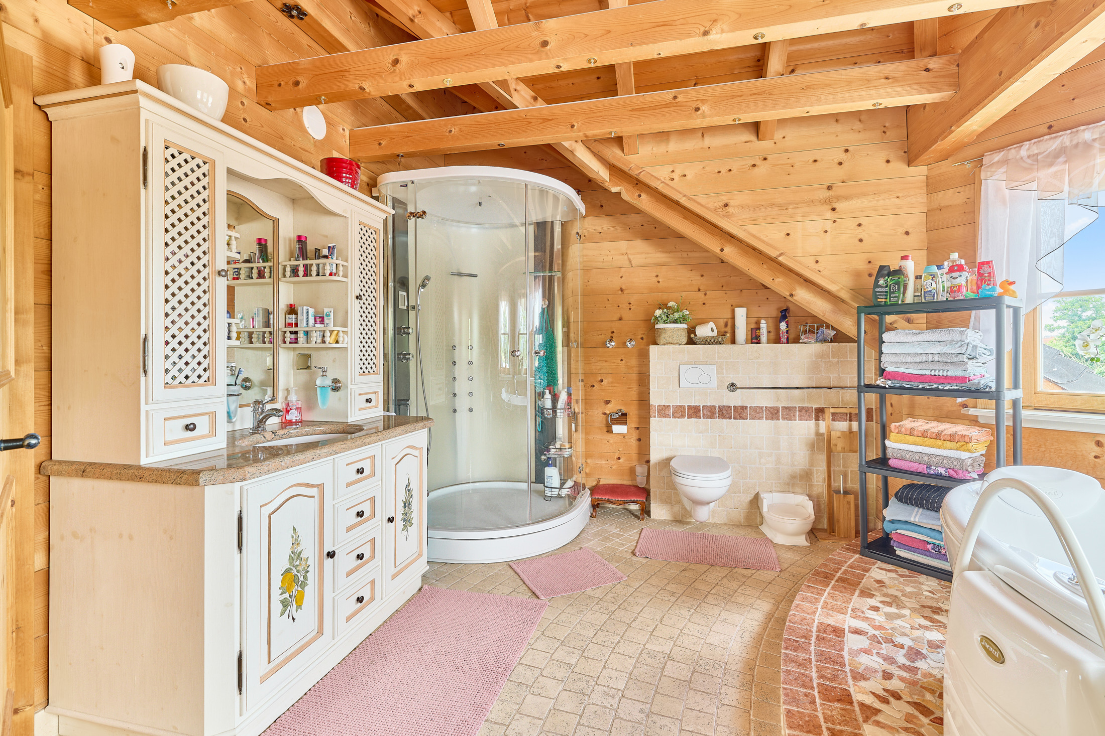 TIROLER BLOCKHAUS MIT SEE UND PRIVATSTRAND | GOMMERSHEIM