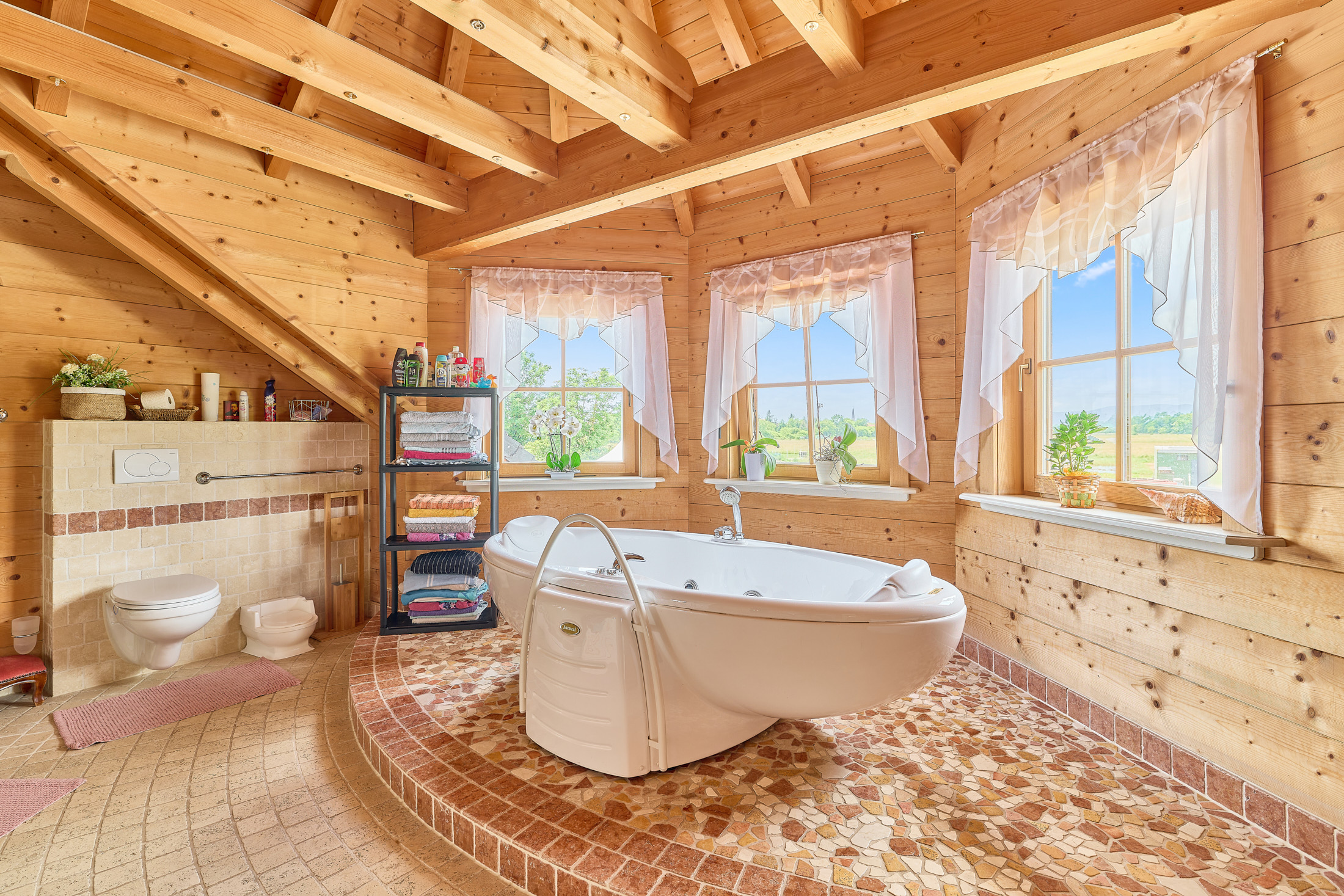 TIROLER BLOCKHAUS MIT SEE UND PRIVATSTRAND | GOMMERSHEIM