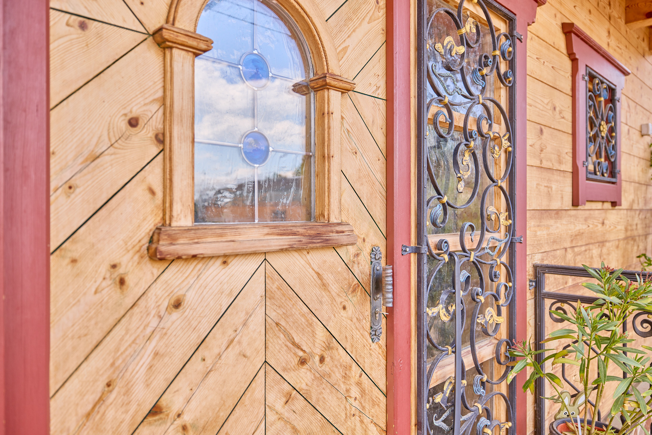 TIROLER BLOCKHAUS MIT SEE UND PRIVATSTRAND | GOMMERSHEIM