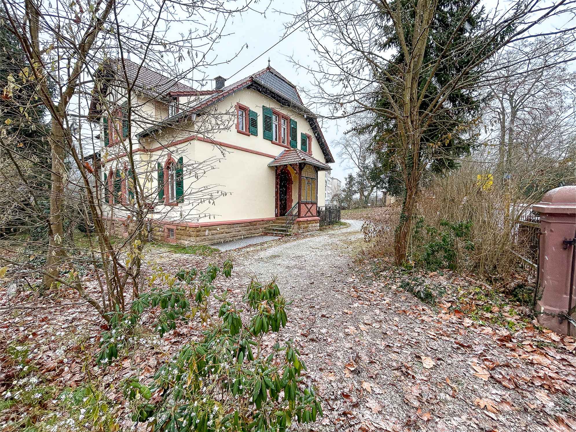 EXKLUSIVE VILLA MIT WINTERGARTEN UND HISTORISCHER ELEGANZ | MEISENHEIM