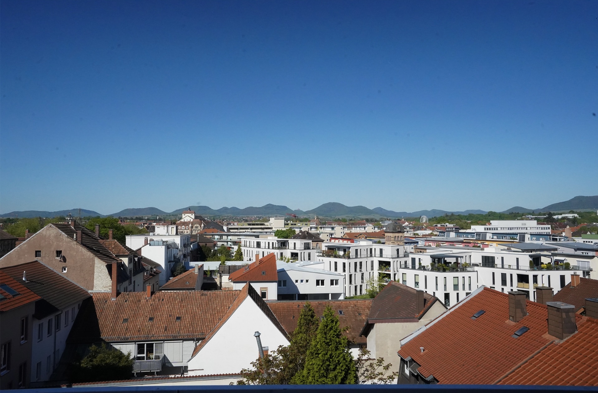 EXKLUSIVES PENTHOUSE MIT ZWEI TERRASSEN UND SMART-HOME-TECHNIK | LANDAU