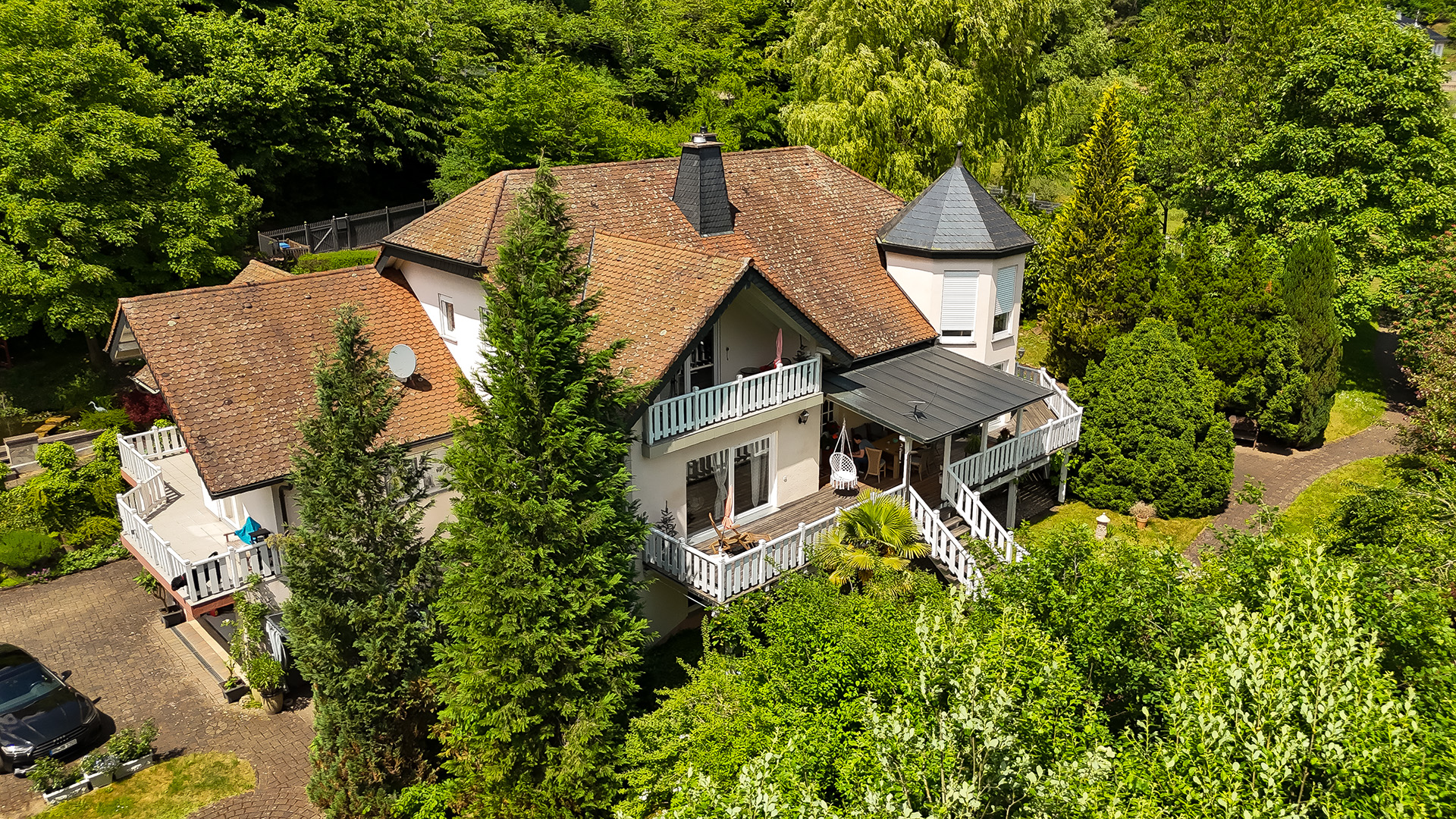GROSSZÜGIGE VILLA MIT PARKÄHNLICHEM GARTEN | FRANKENSTEIN