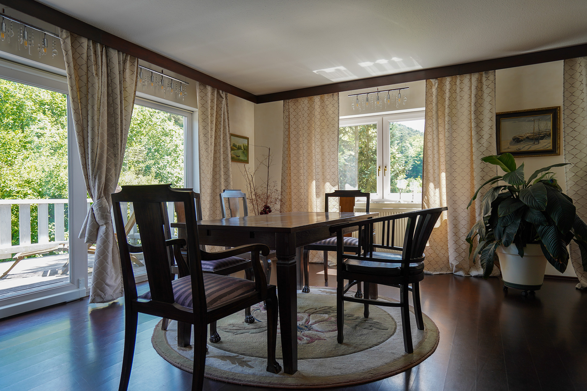 GROSSZÜGIGE VILLA MIT PARKÄHNLICHEM GARTEN | FRANKENSTEIN