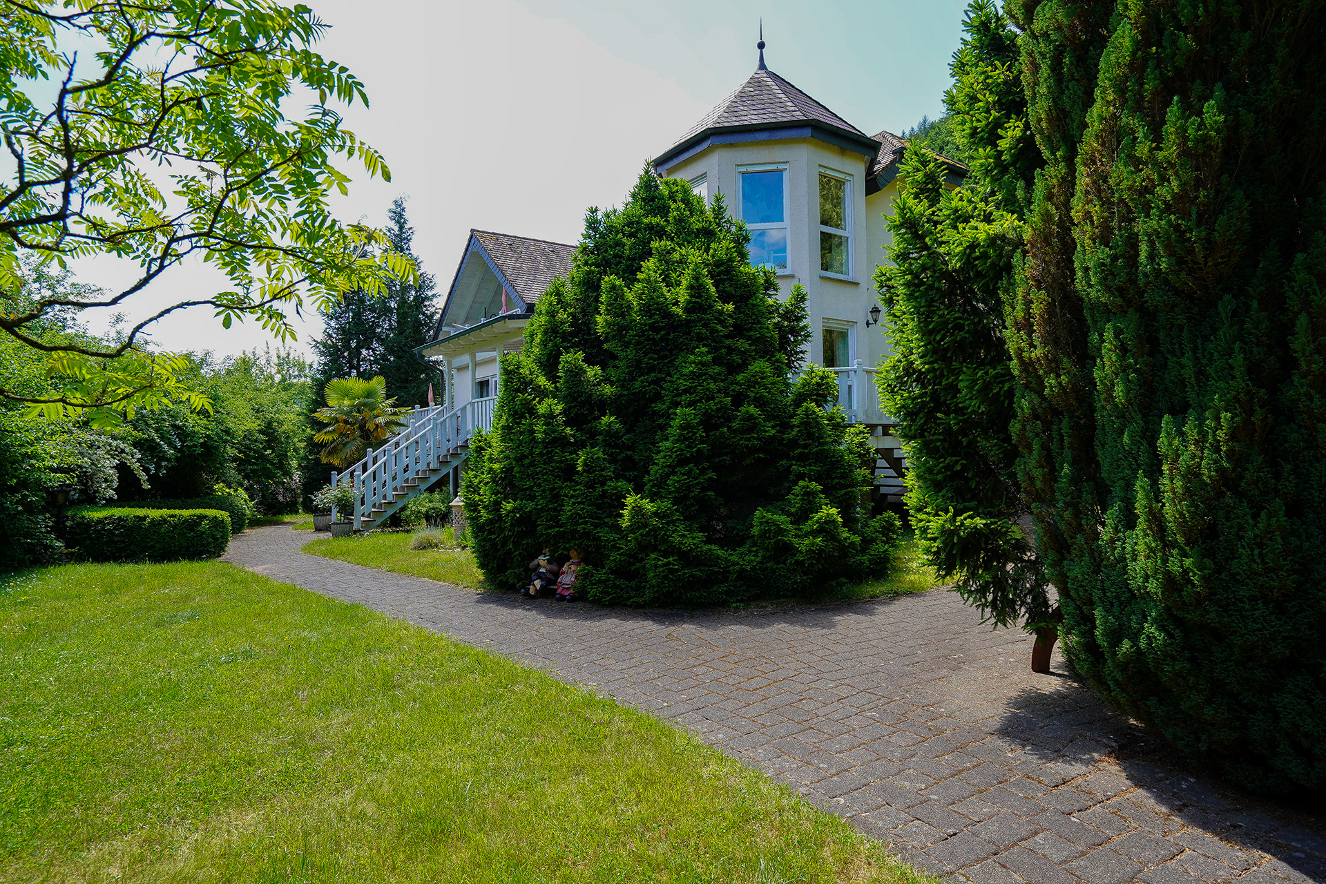 GROSSZÜGIGE VILLA MIT PARKÄHNLICHEM GARTEN | FRANKENSTEIN