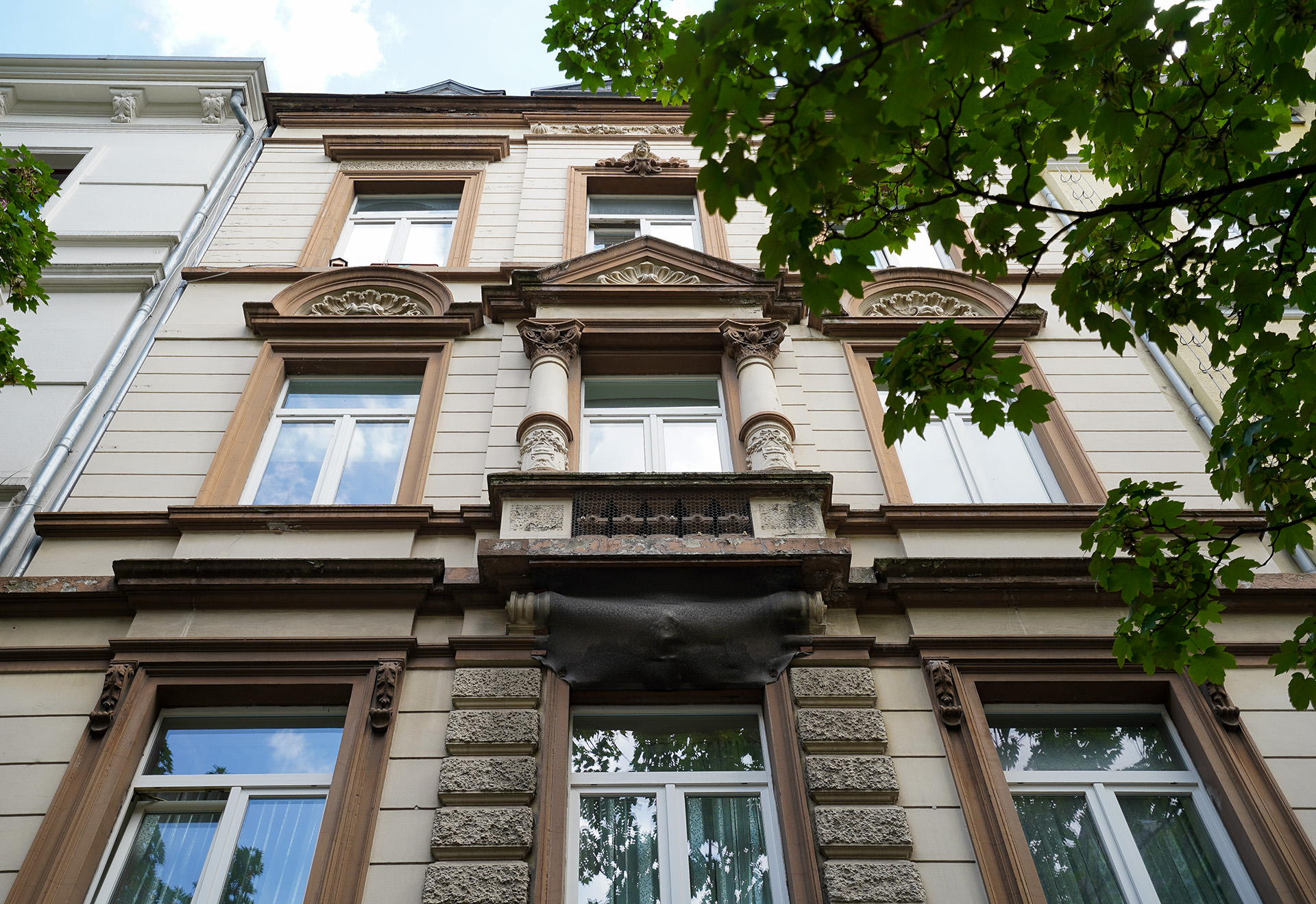 DENKMALGESCHÜTZTES MEHRFAMILIENHAUS MIT DACHTERRASSE | KÖLN