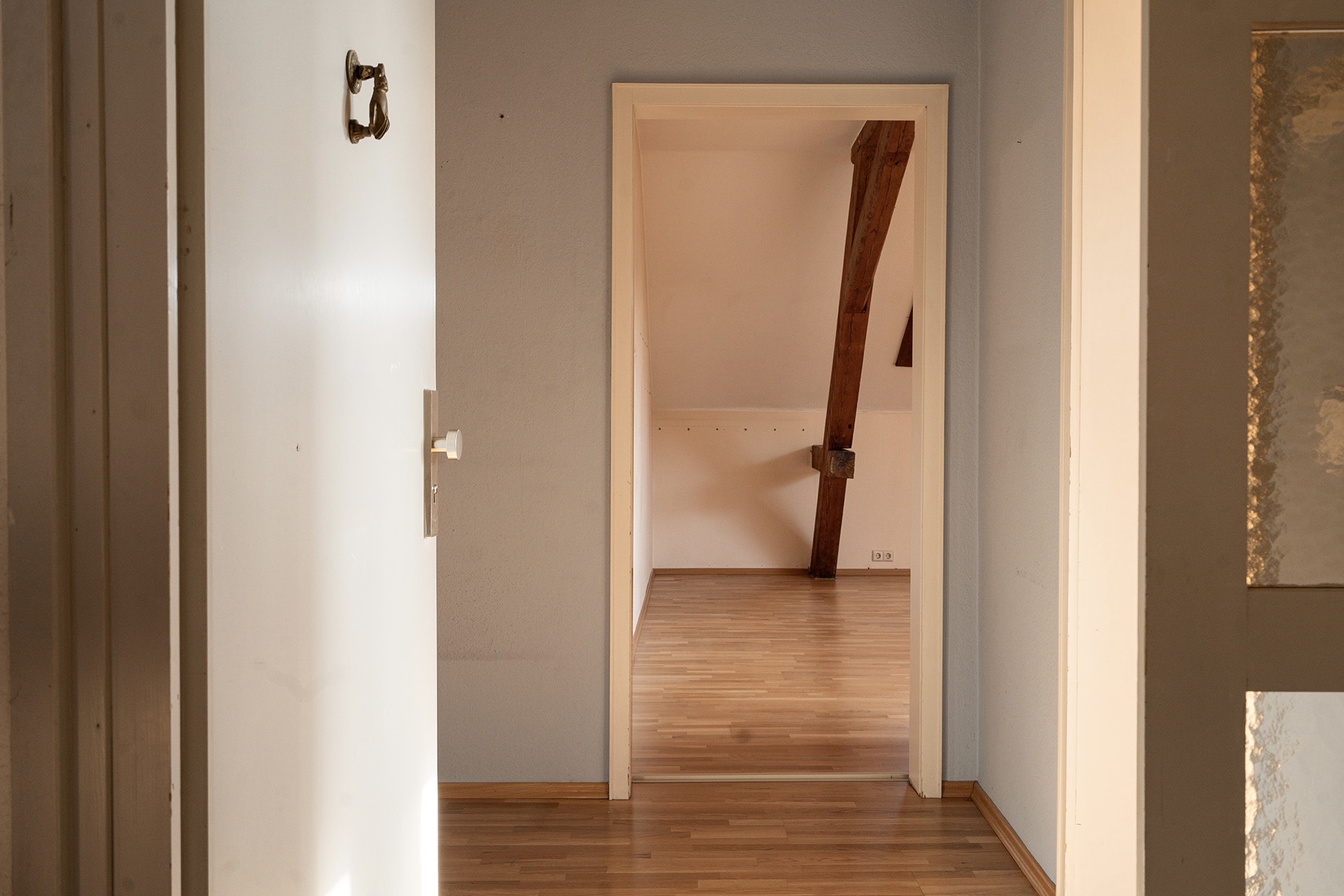 GEPFLEGTE DACHGESCHOSSWOHNUNG MIT ECHTHOLZPARKETT IN HISTORISCHEM WOHNHAUS | SPEYER