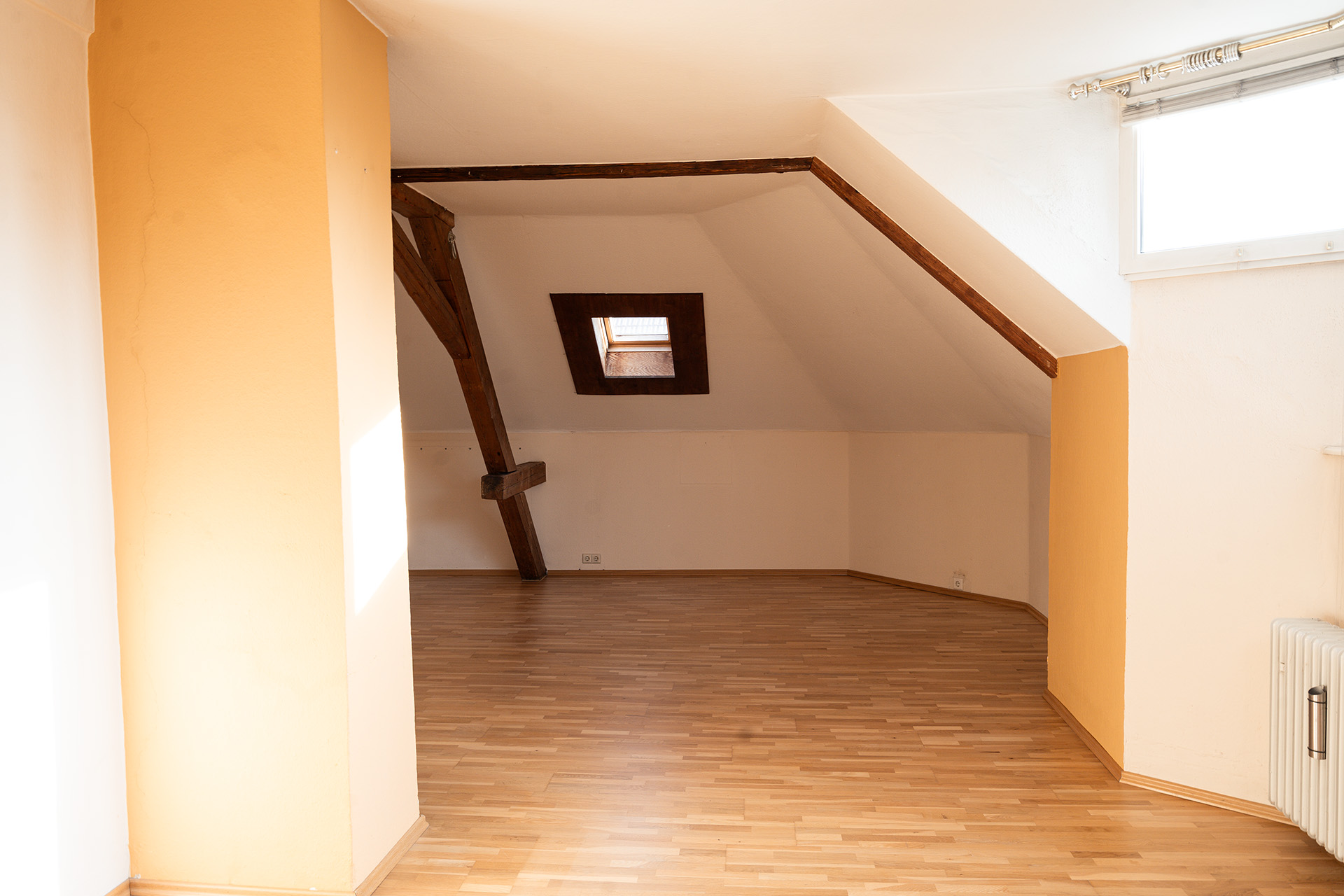 GEPFLEGTE DACHGESCHOSSWOHNUNG MIT ECHTHOLZPARKETT IN HISTORISCHEM WOHNHAUS | SPEYER