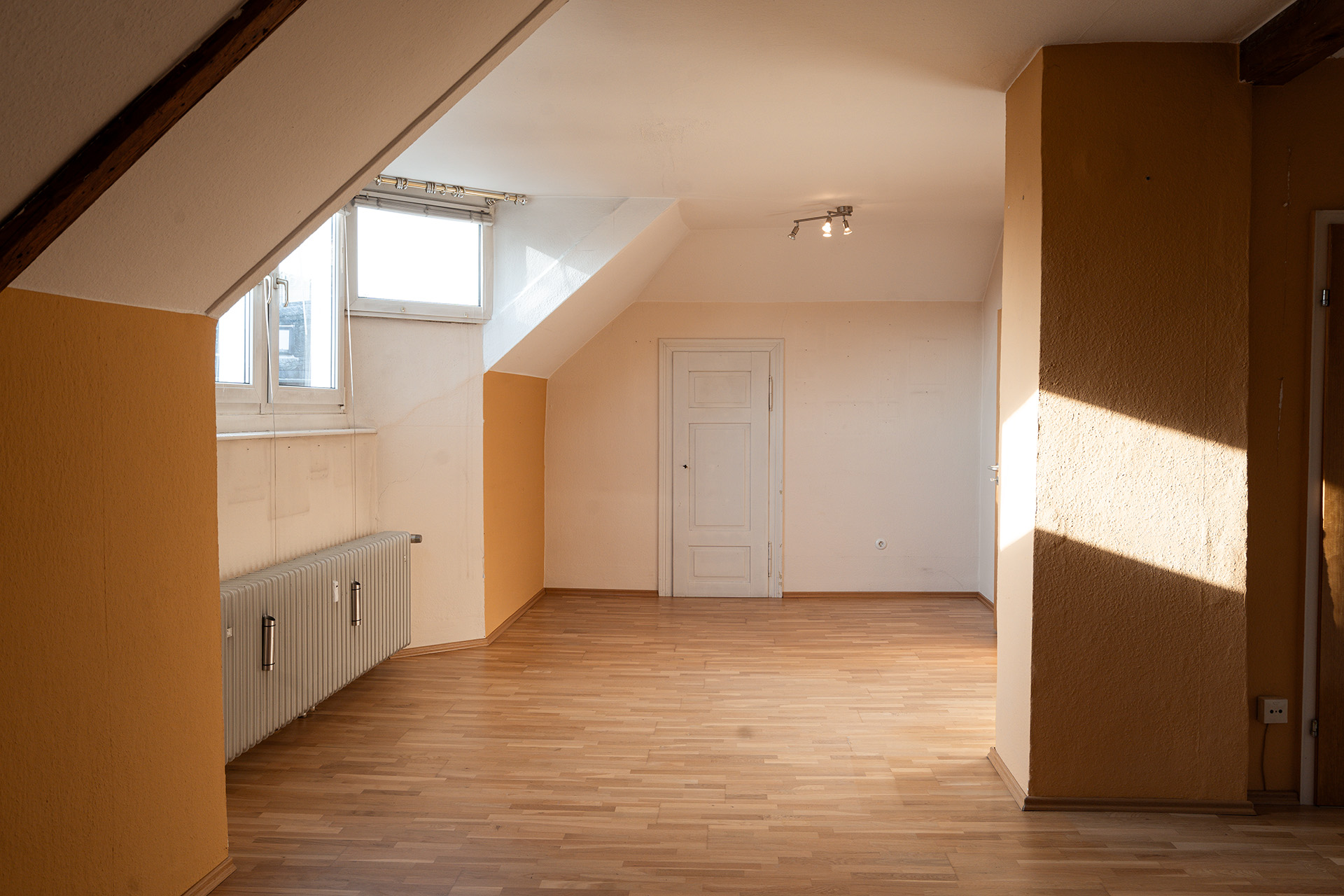 GEPFLEGTE DACHGESCHOSSWOHNUNG MIT ECHTHOLZPARKETT IN HISTORISCHEM WOHNHAUS | SPEYER