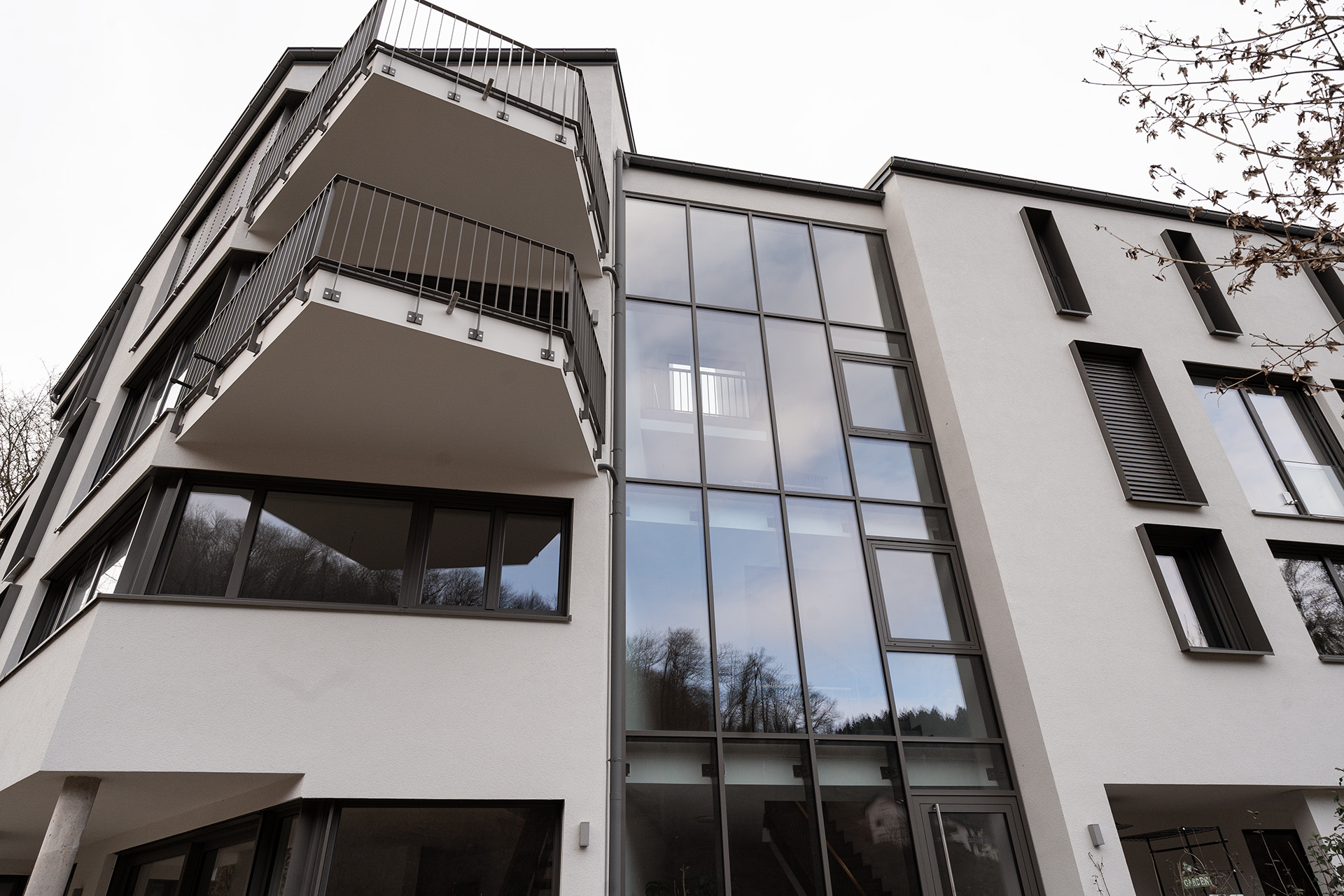 TALBLICK | ARCHITEKTUR IN ERHÖHTER LAGE MIT PANORAMABLICK