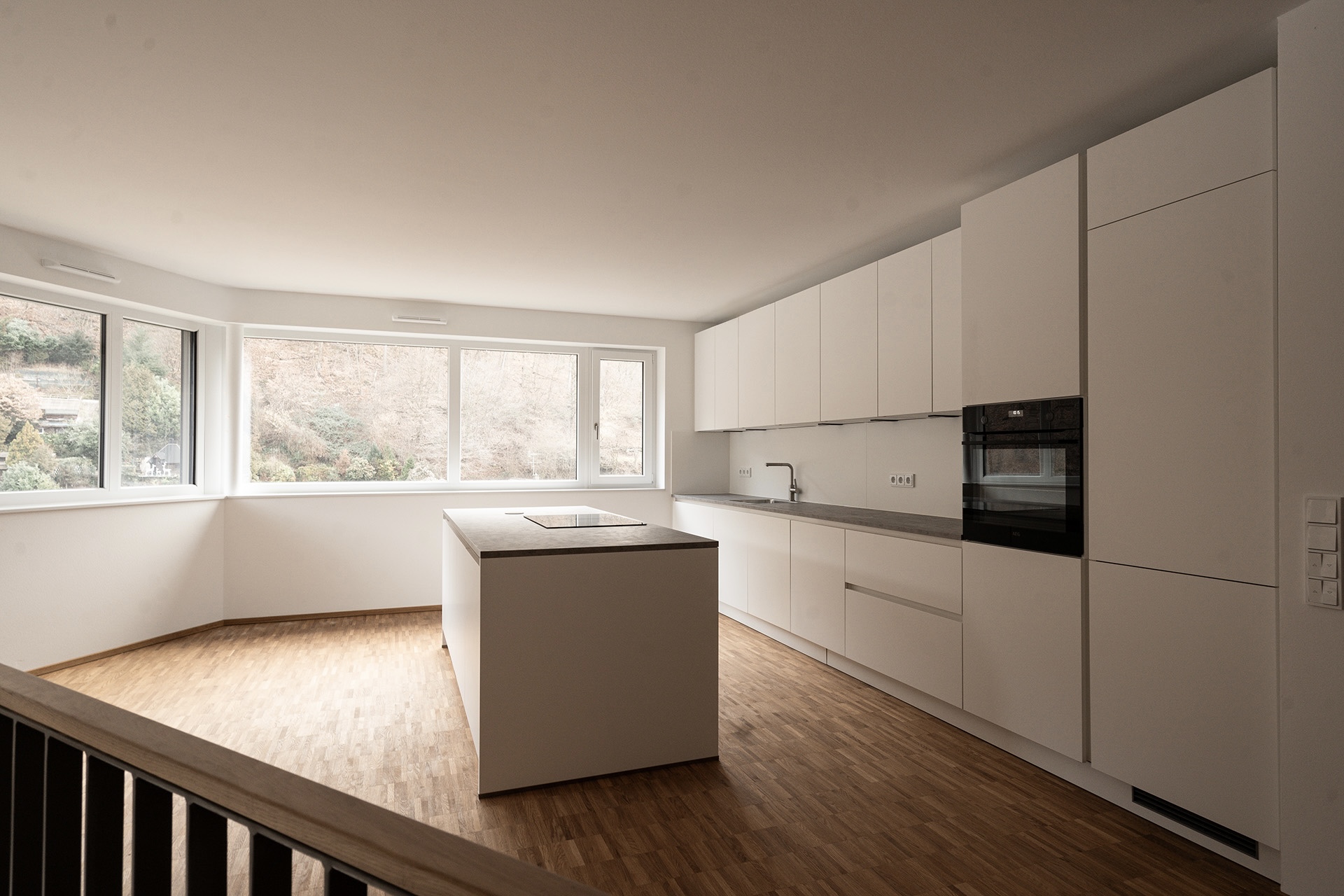 TALBLICK | ARCHITEKTUR IN ERHÖHTER LAGE MIT PANORAMABLICK