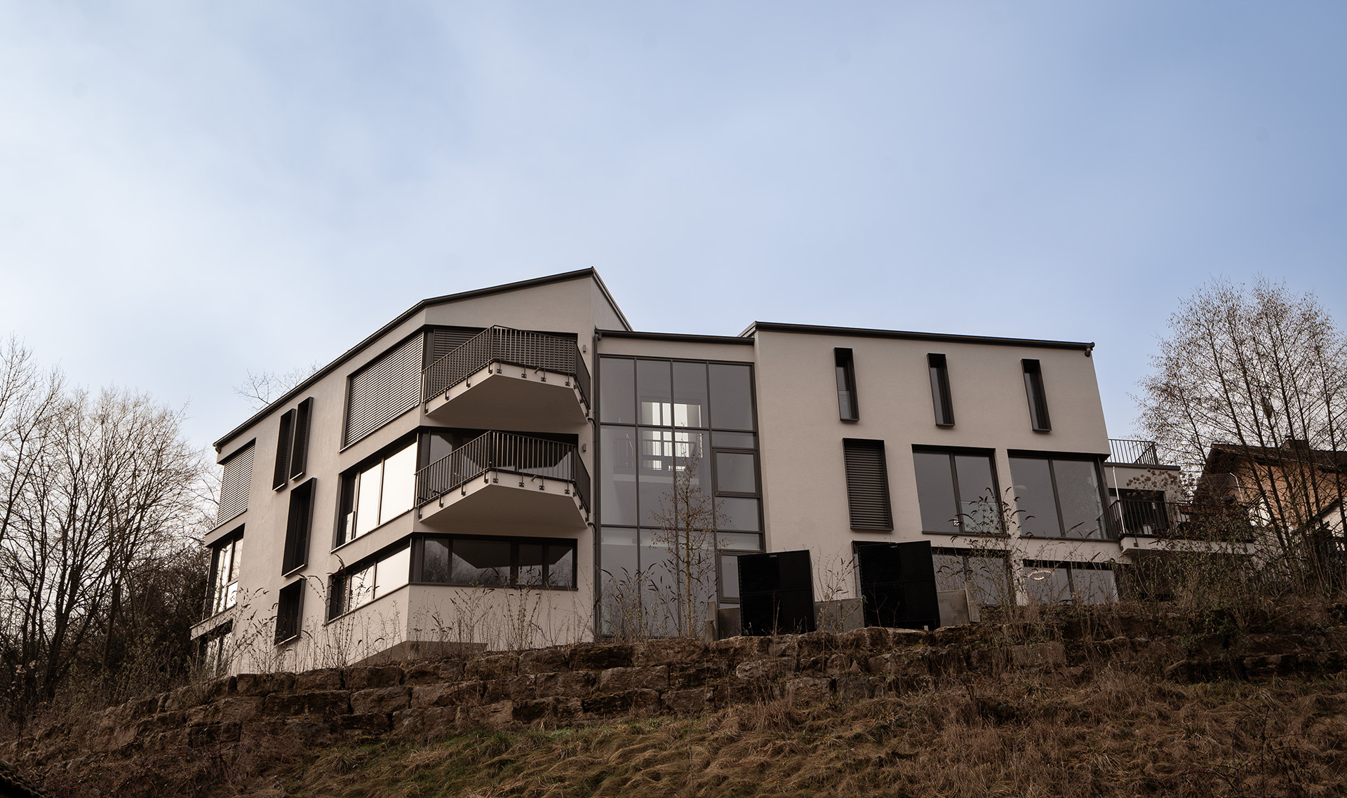 TALBLICK | ARCHITEKTUR IN ERHÖHTER LAGE MIT PANORAMABLICK