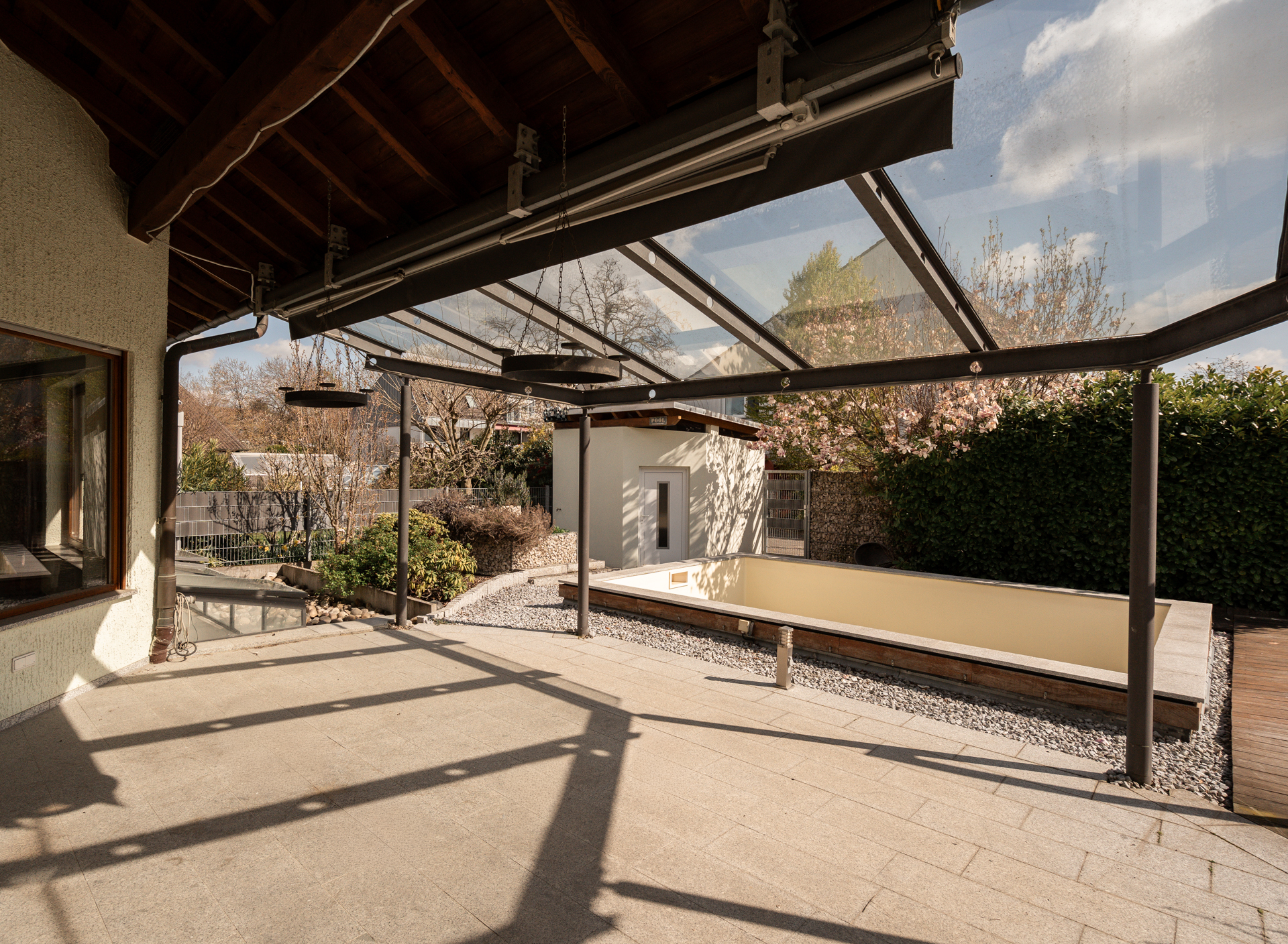EINZIGARTIGES ARCHITEKTENHAUS | WOHNKOMFORT FÜR ANSPRUCHSVOLLE MIT POOL