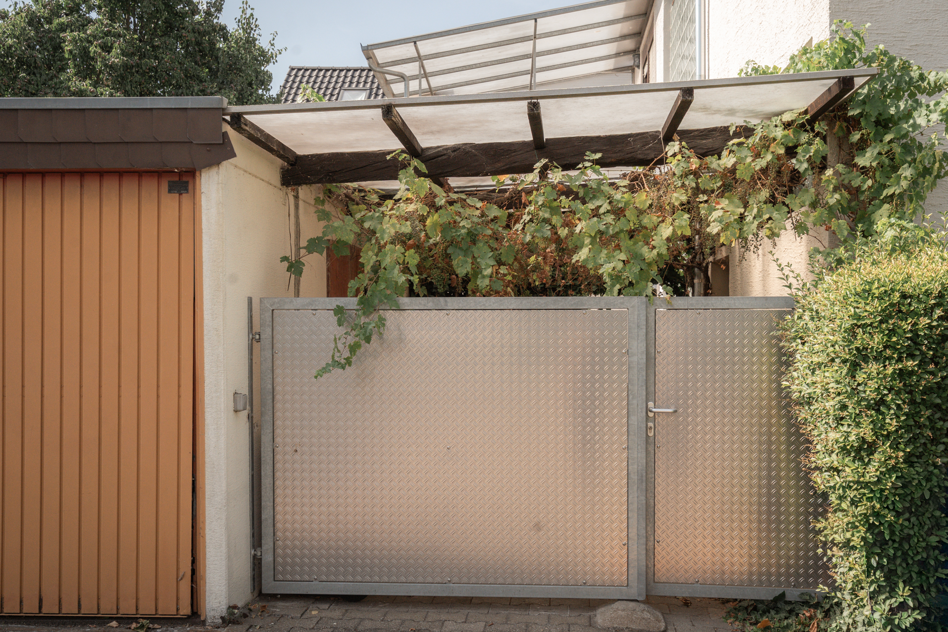 CHARMANTES ECKHAUS | GROSSZÜGIGES WOHNEN MIT POOL & ENTWICKLUNGSPOTENZIAL