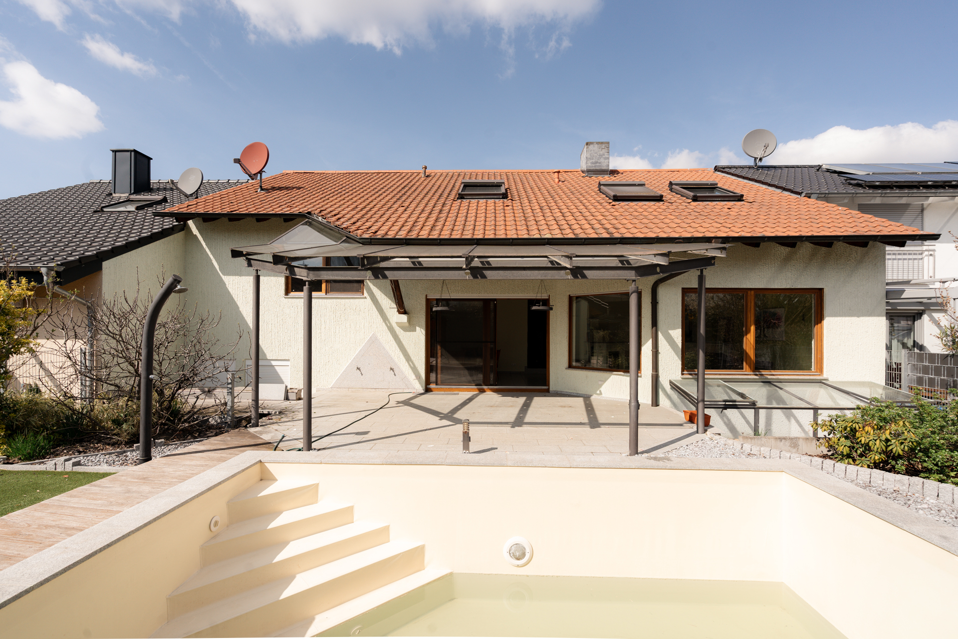 EINZIGARTIGES ARCHITEKTENHAUS | WOHNKOMFORT FÜR ANSPRUCHSVOLLE MIT POOL