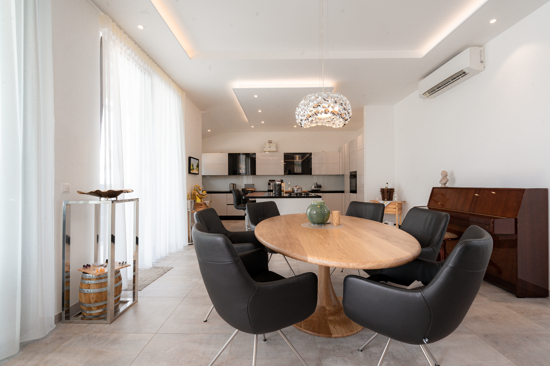 LUXURIÖSES EINFAMILIENHAUS | GALERIE, POOL & STUDIO