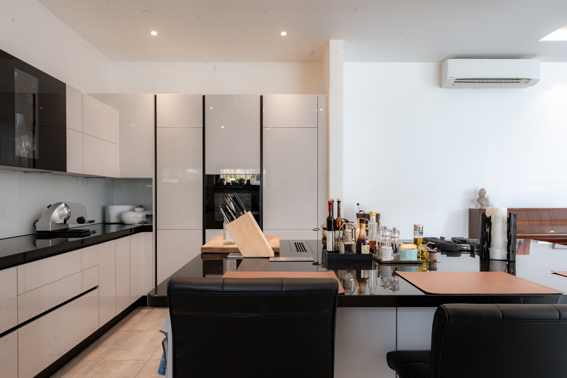 LUXURIÖSES EINFAMILIENHAUS | GALERIE, POOL & STUDIO
