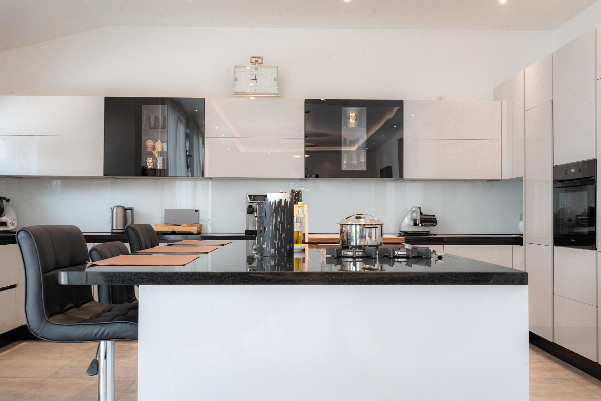 LUXURIÖSES EINFAMILIENHAUS | GALERIE, POOL & STUDIO